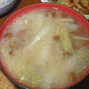 ほっとするお味噌汁（なめこ・白菜入り）